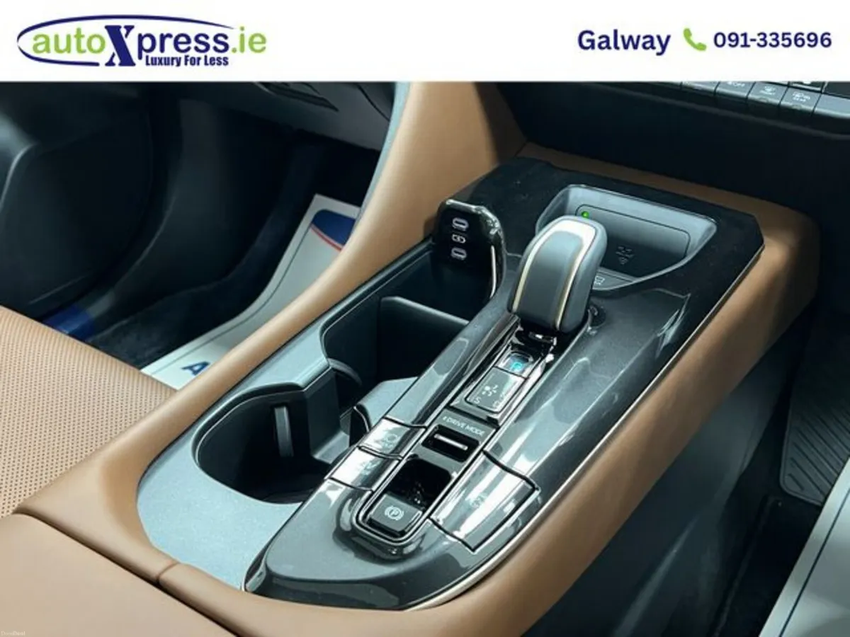 Toyota Crown NEW 4WD ESTATE, Hybrid, - Image 6