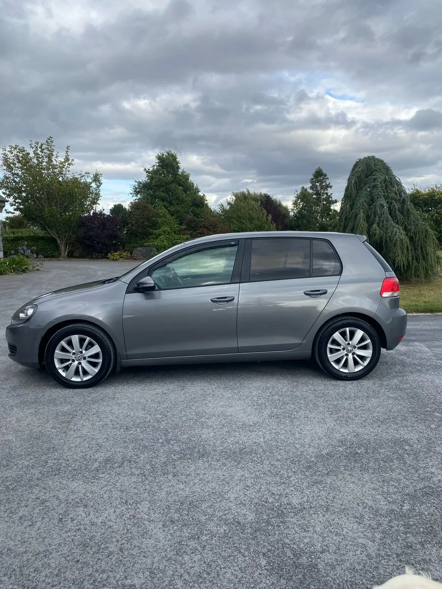 2011 Volkswagen Golf - Image 2