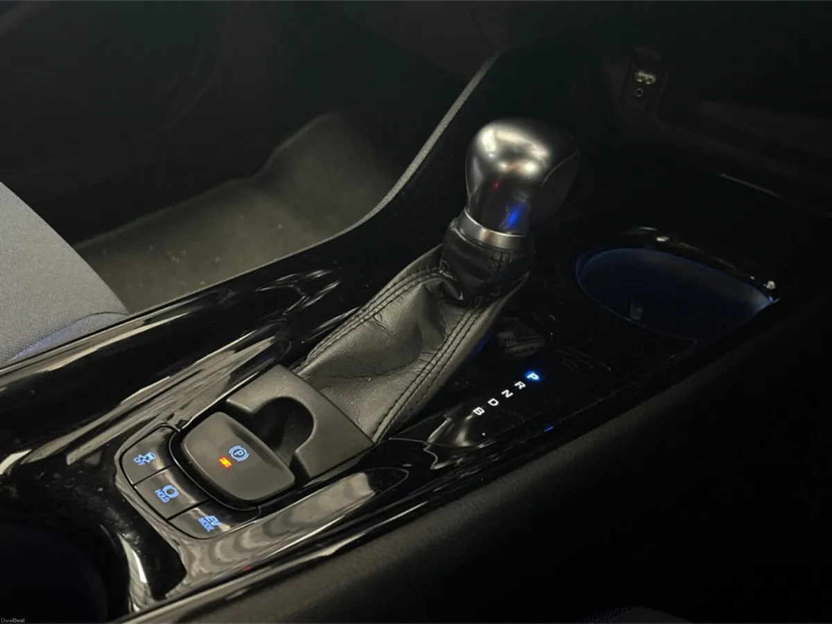 Toyota C-HR HYBRID LUNA SPORT 4DR AUTO **BLACK AND - Image 4