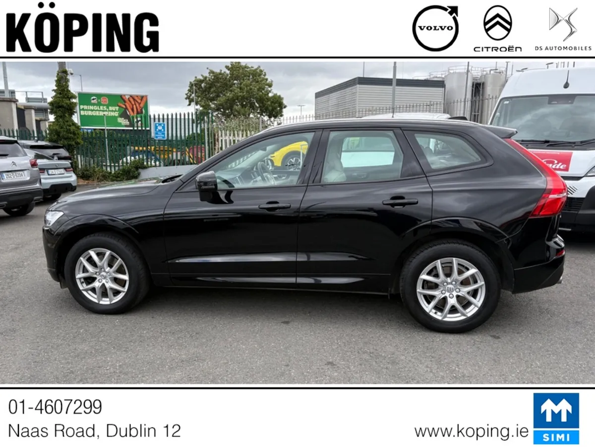 Volvo XC60 D4 MOMENTUM 5DR AUTO // ONYX BLACK // B - Image 5