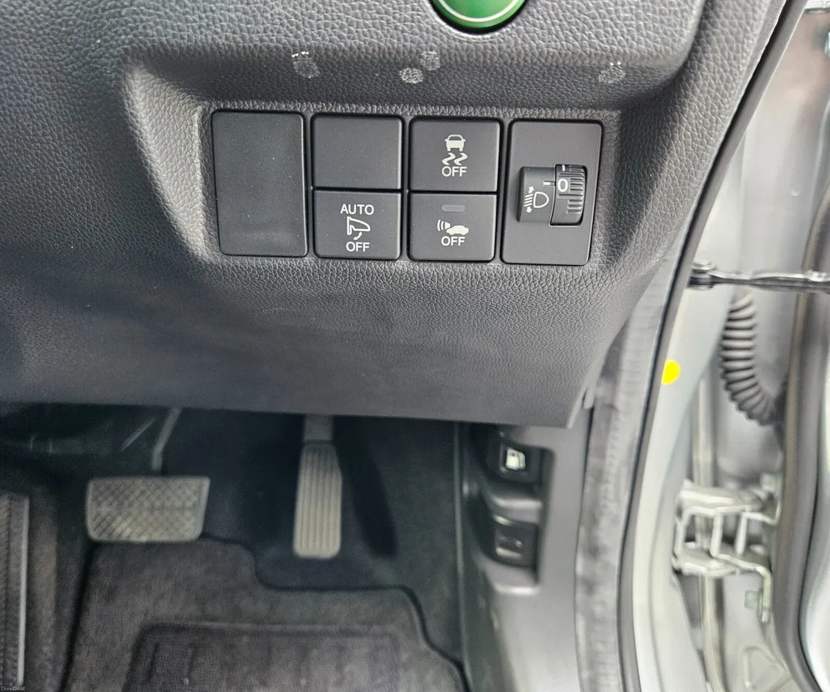 2017 Honda Fit 1.5 Auto 31k Km only - Image 6