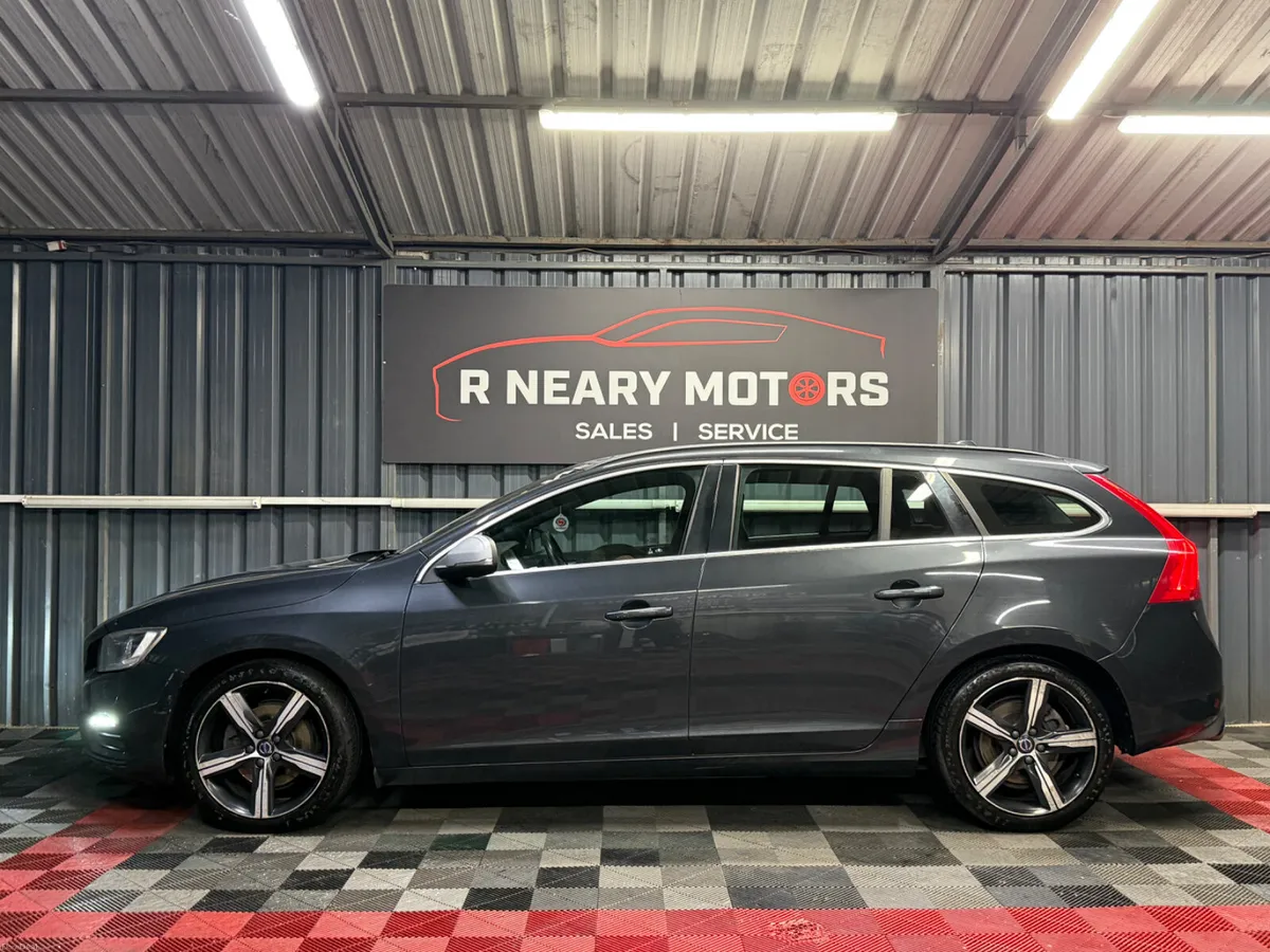 2019 Volvo V60 D2 (120hp) R-Design  Manual - Image 5
