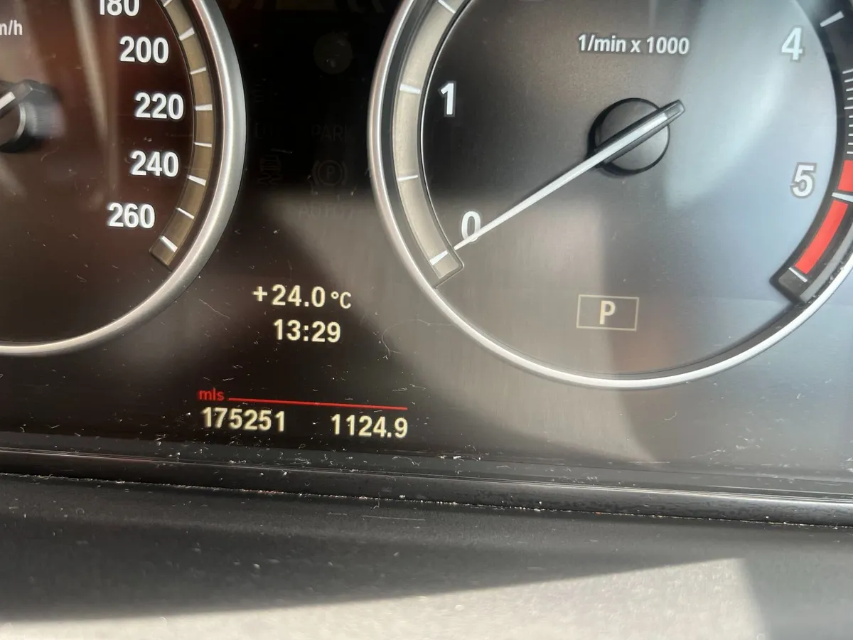 BMW 5-Series 2011 estate - Image 5