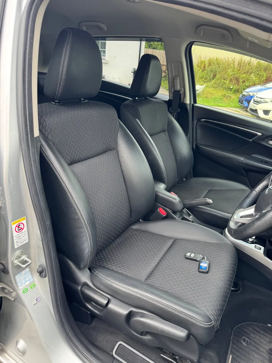 Honda Fit 1.5 hyrbid 63000kms 2014 - Image 6