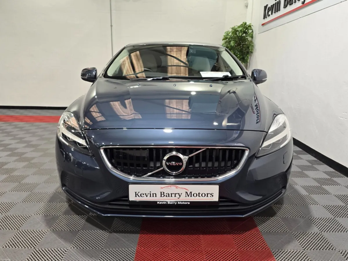 Volvo V40 2.0 D4 MOMENTUM 190BHP AUTOMATIC **ADAPT - Image 2