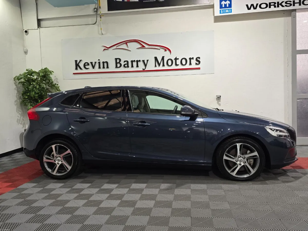 Volvo V40 2.0 D4 MOMENTUM 190BHP AUTOMATIC **ADAPT - Image 4