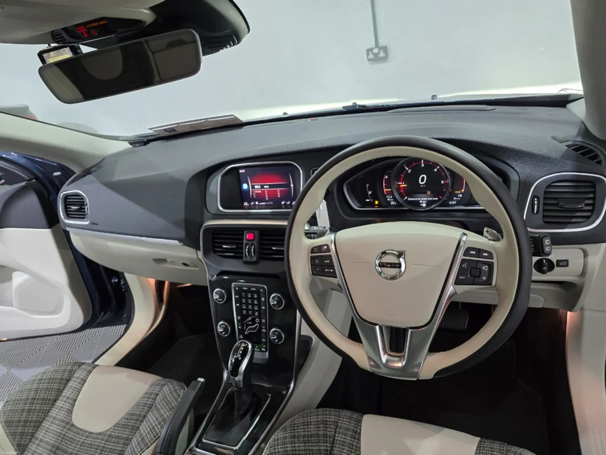 Volvo V40 2.0 D4 MOMENTUM 190BHP AUTOMATIC **ADAPT - Image 6