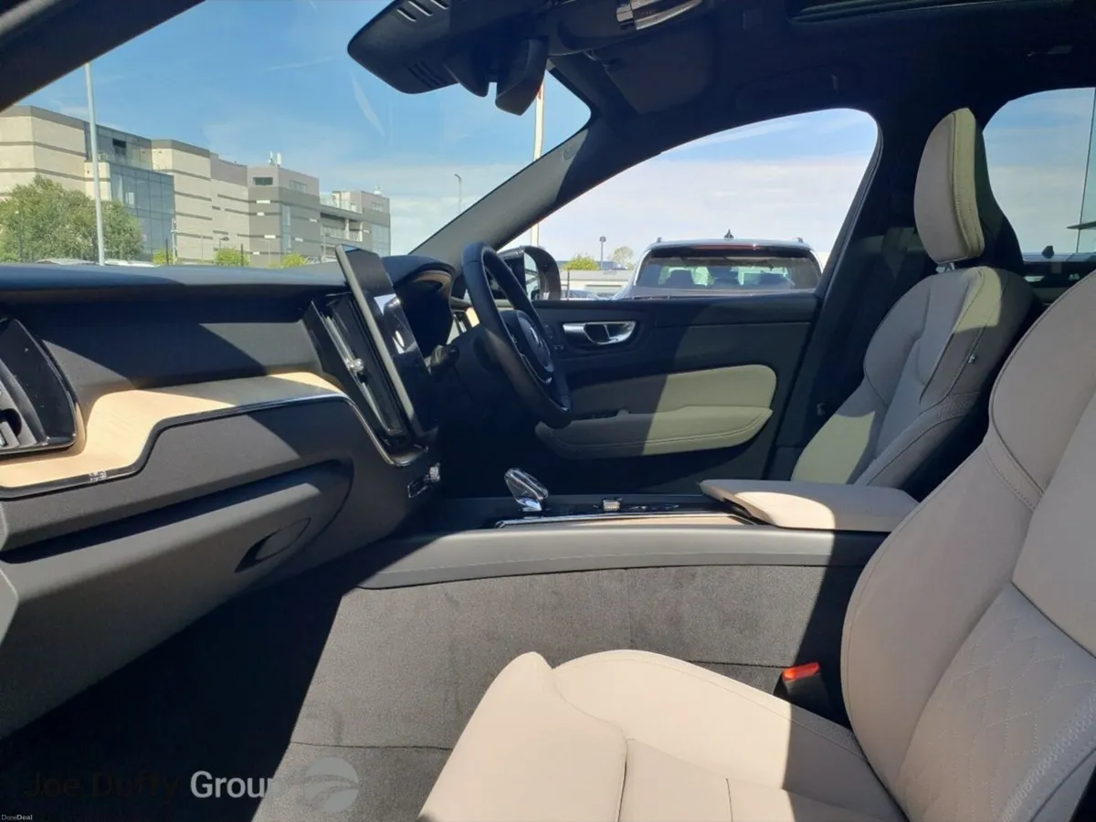 Volvo XC60 T6 AWD PHEV Plus BRIGHT with PLUS PACK, - Image 6