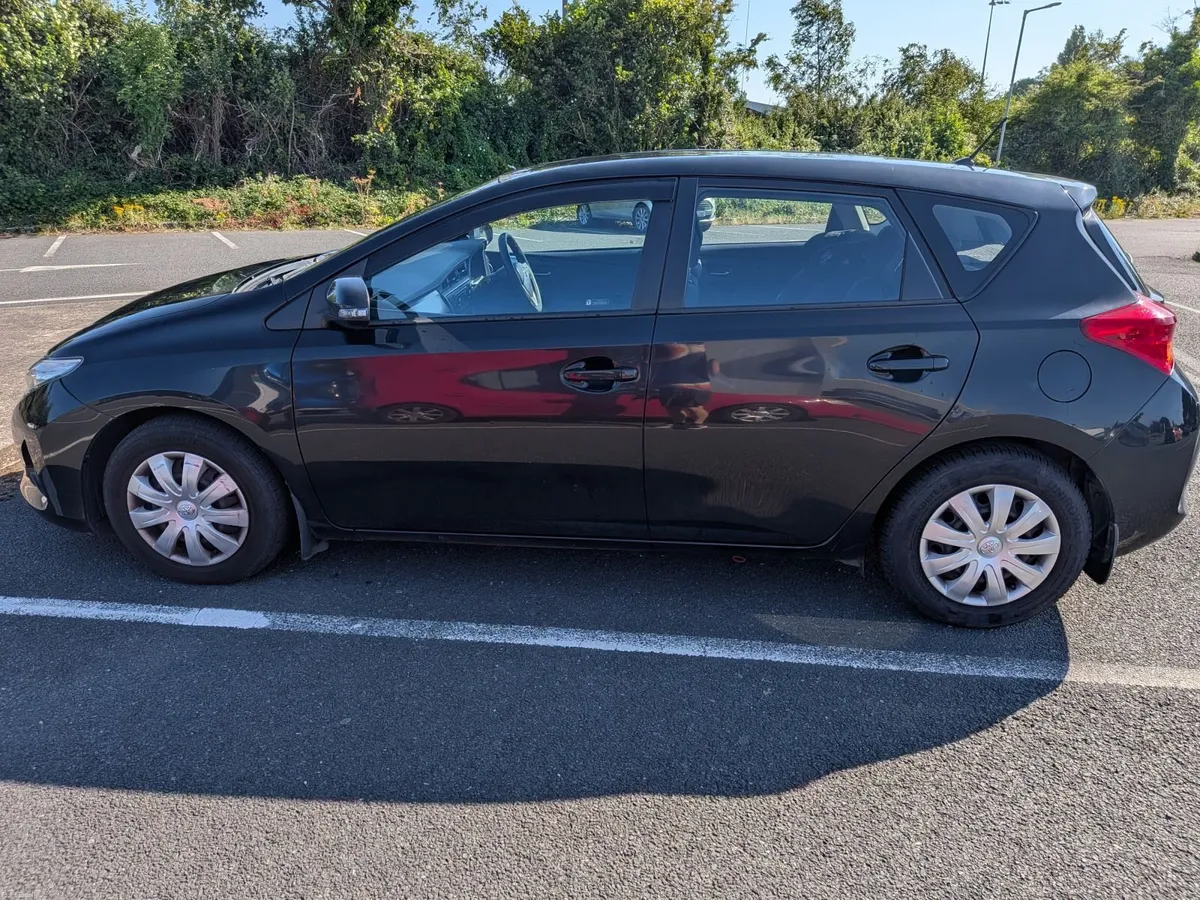 Toyota Auris 2013 - Image 2