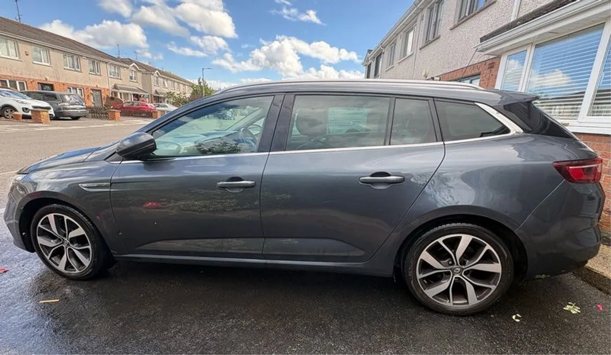 2017 Renault Megane Tourer Dynamique - Image 2