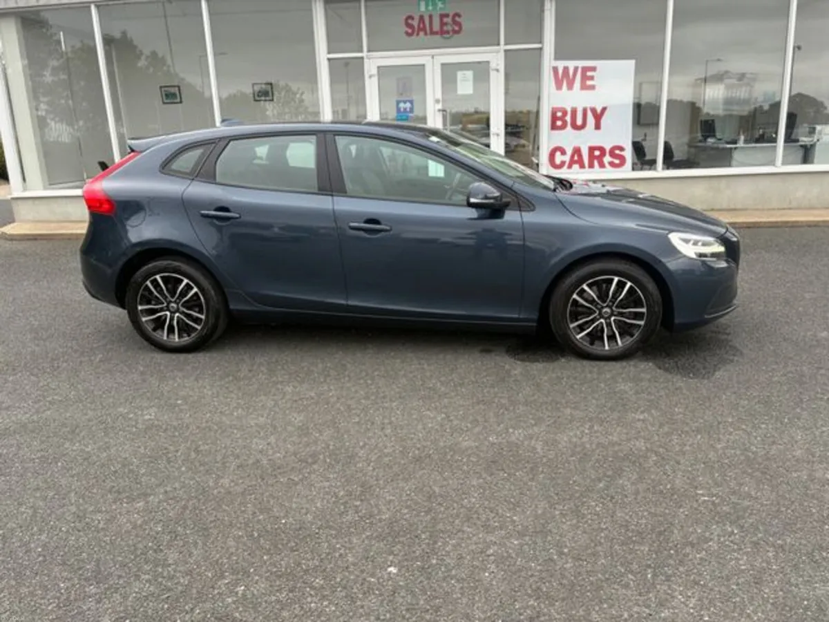 Volvo V40 D3 MOM ED 5DR Auto - Image 2