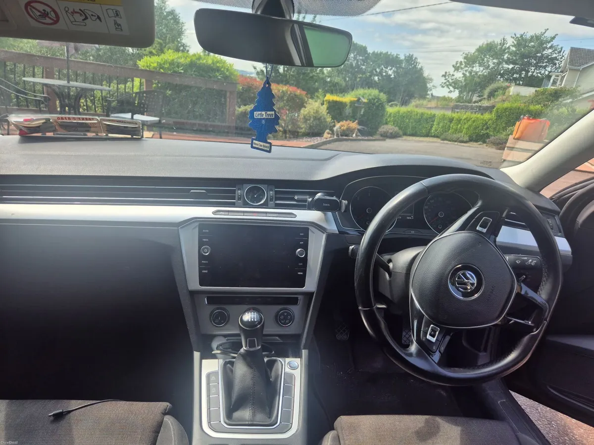 Volkswagen Passat 2018 - Image 2