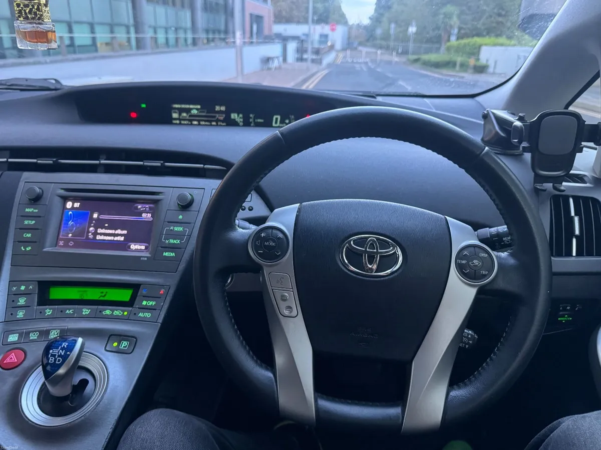 Toyota Prius 2014 - Image 2