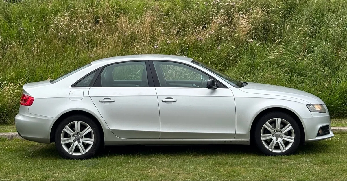 AUDI A4 // 2010 / 2.0 Diesel - Image 5