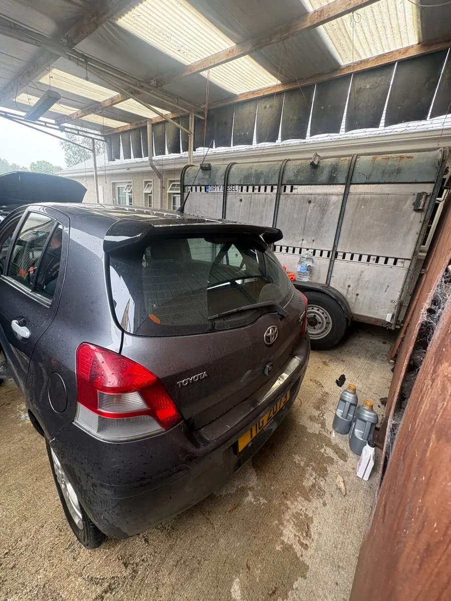 2010 Toyota Yaris - Image 2