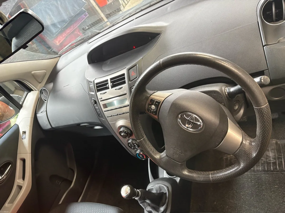 2010 Toyota Yaris - Image 5