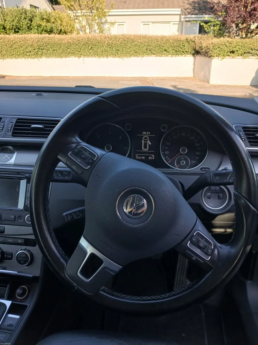Volkswagen Passat 2014 - Image 2