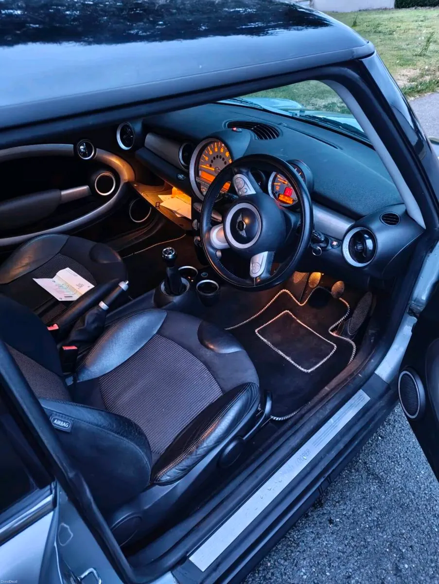 2009 mini Cooper - Image 2