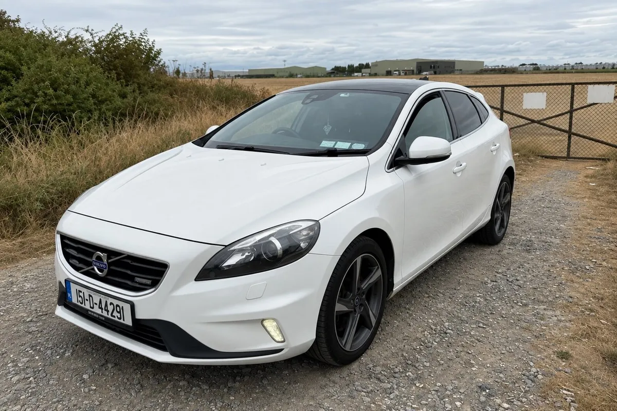Volvo v40 d4 R-design high spec - Image 2
