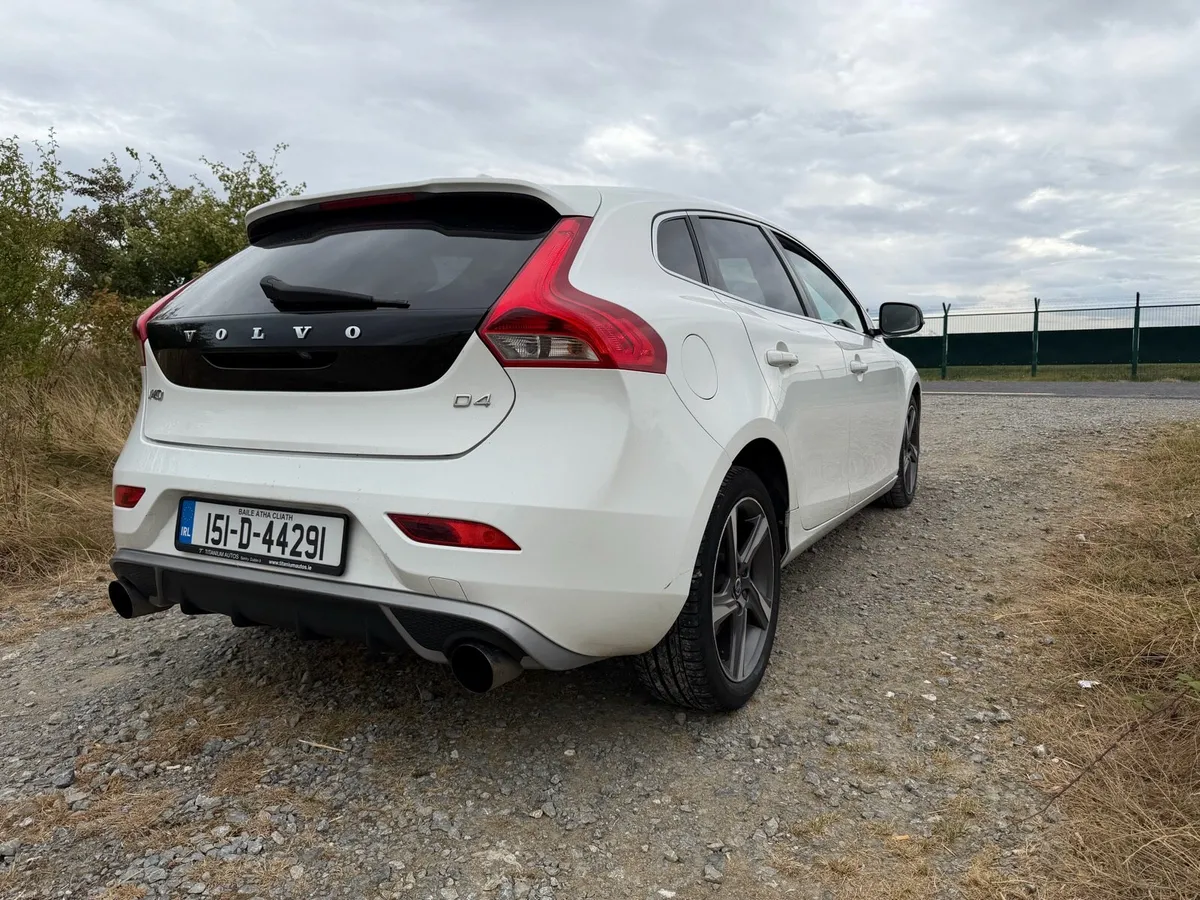 Volvo v40 d4 R-design high spec - Image 4