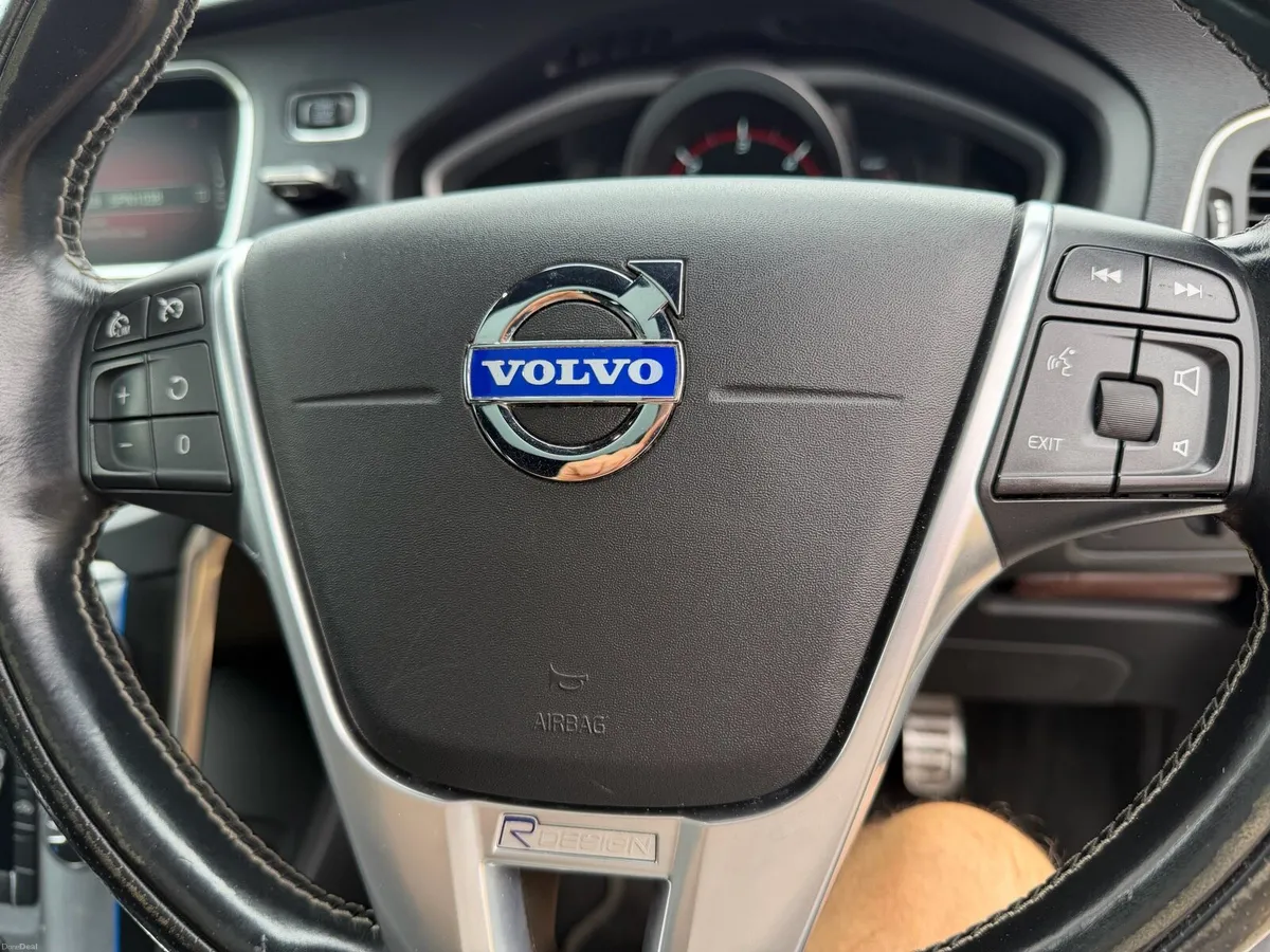 Volvo v40 d4 R-design high spec - Image 6