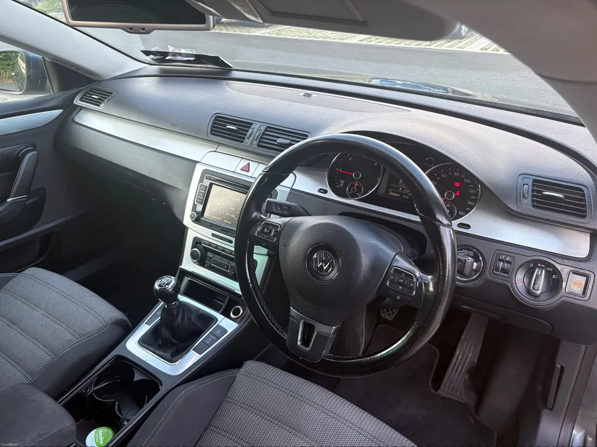 Volkswagen Passat 2009 - Image 5