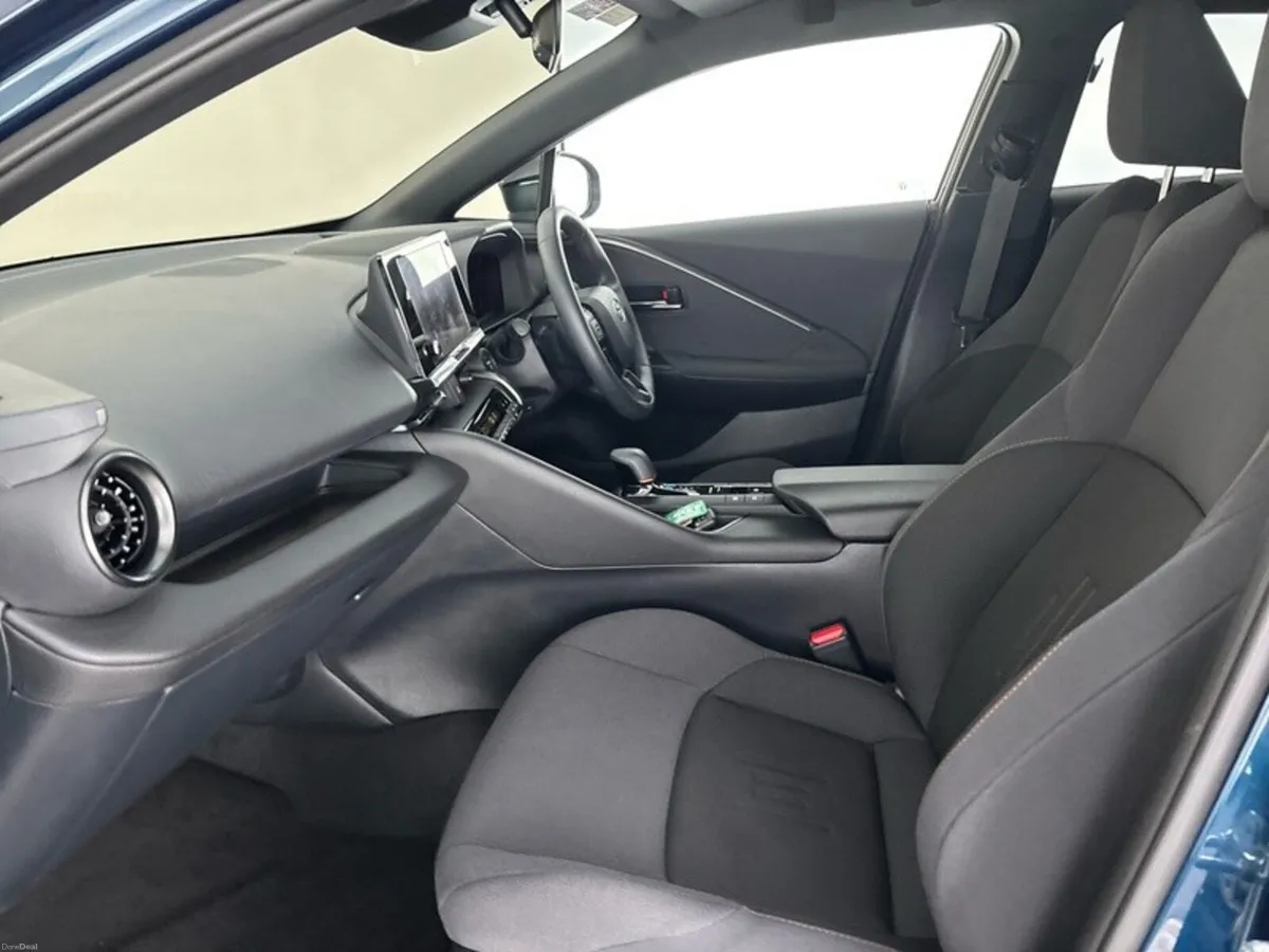Toyota C-HR Plug in Hybrid SPORT - Image 6