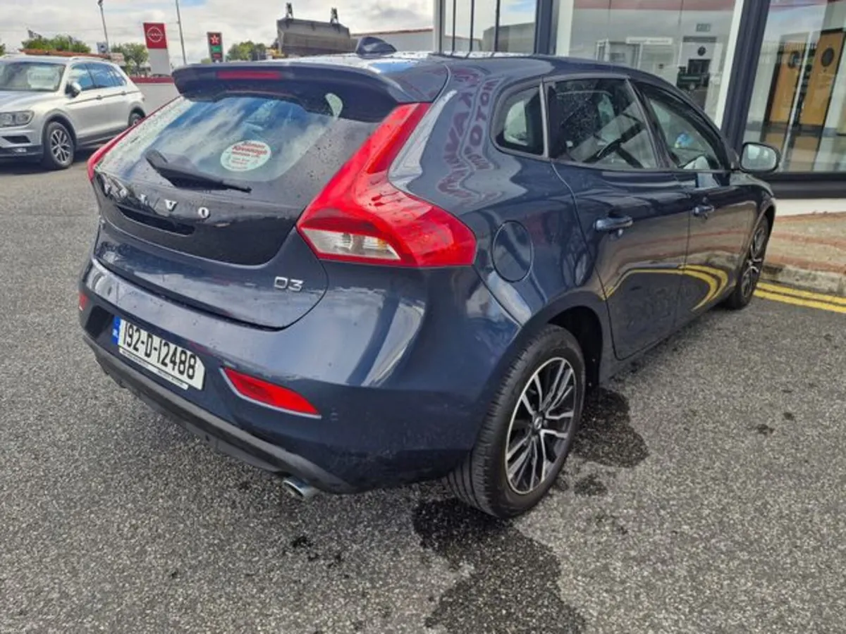 Volvo V40 D3 MOM ED 5DR Auto - Image 3
