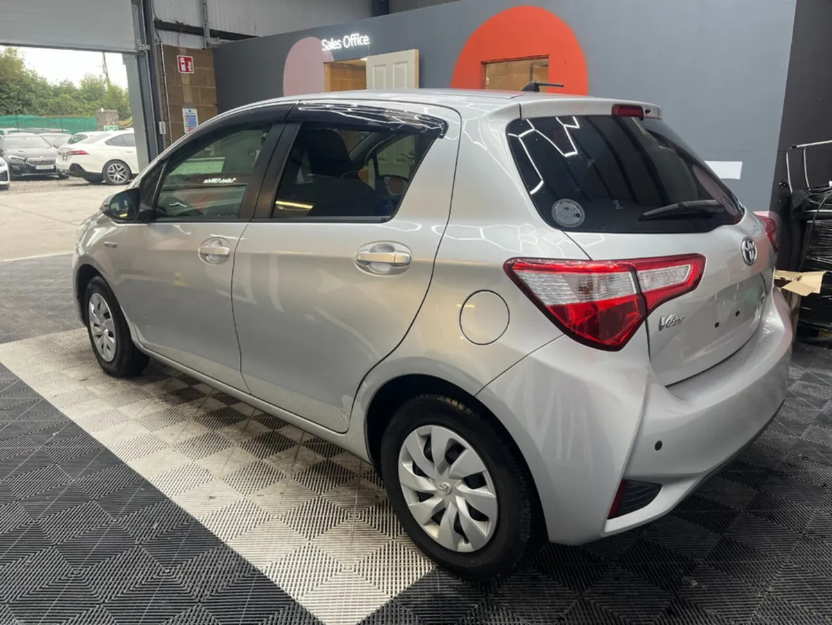Toyota Vitz 2019 TOYOTA VITZ HYBRID F 89KM 1.5 AUT - Image 5