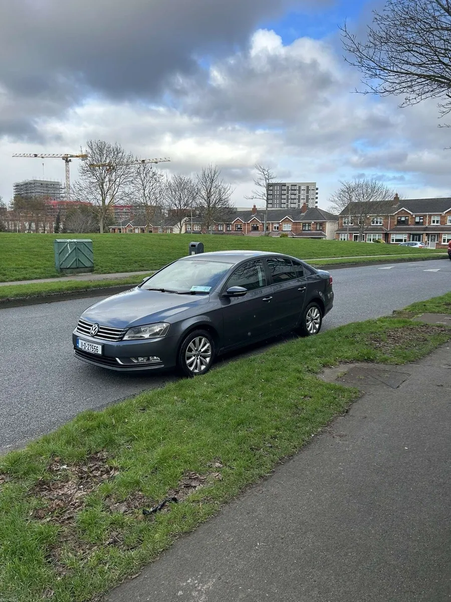 Volkswagen Passat 2011 - Image 2