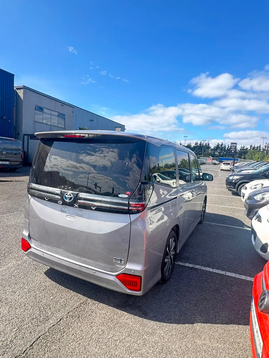 Toyota Voxy 7 Seater hybrid - Image 3