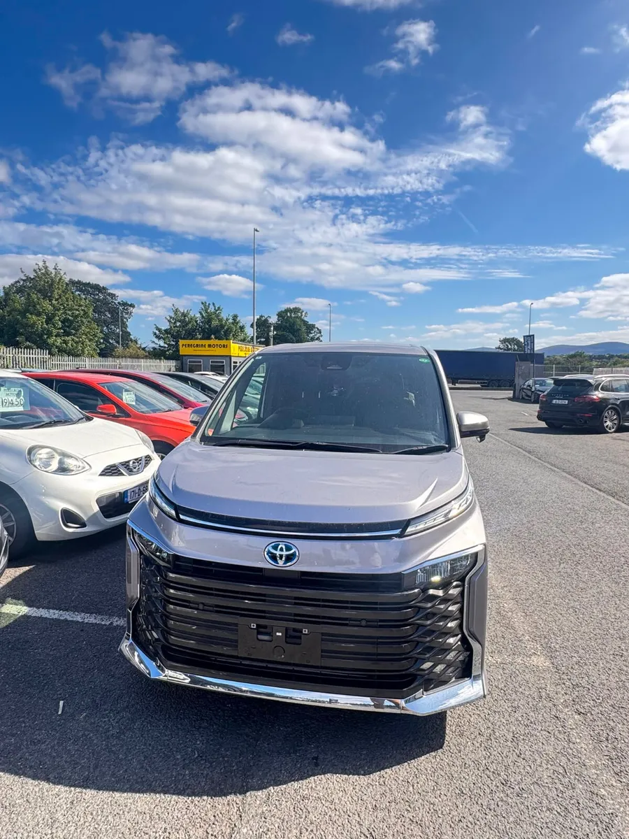 Toyota Voxy 7 Seater hybrid - Image 2