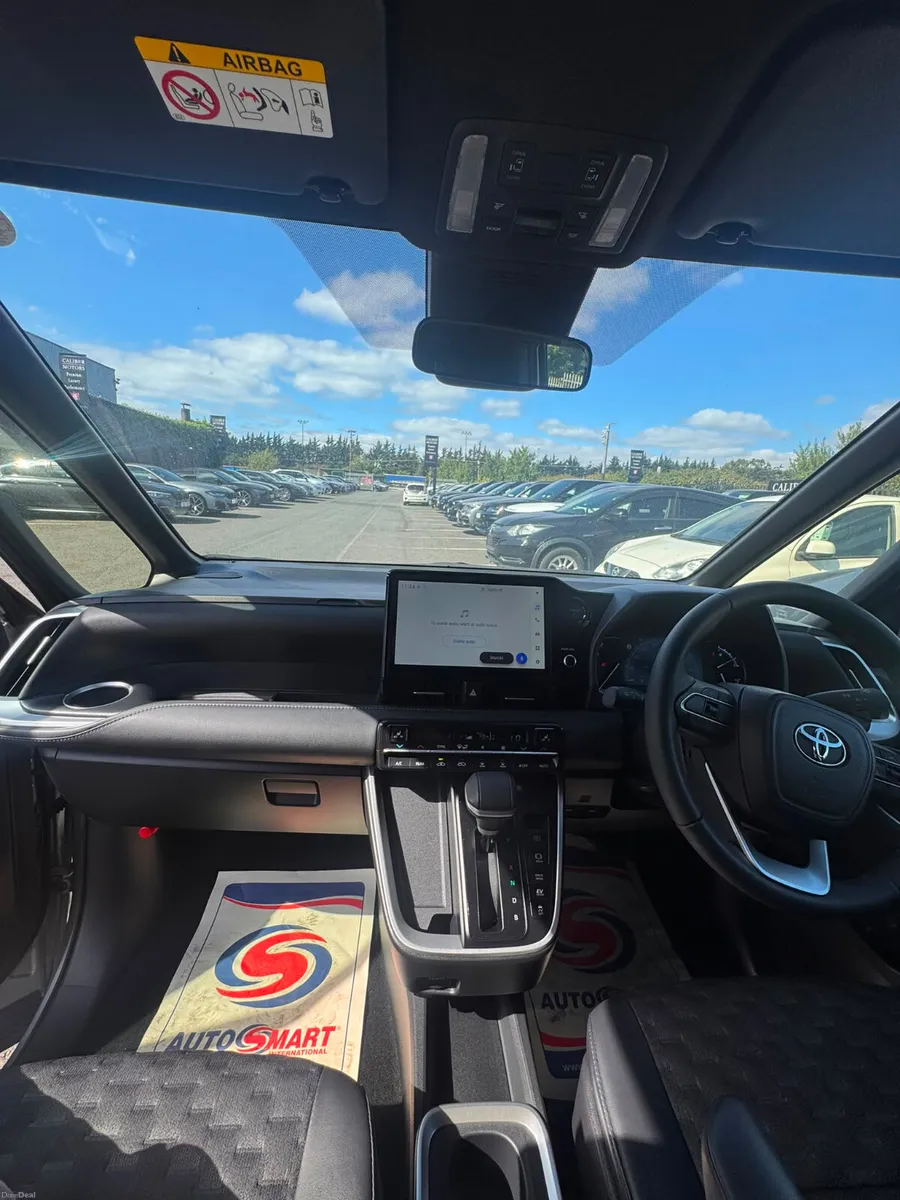 Toyota Voxy 7 Seater hybrid - Image 6