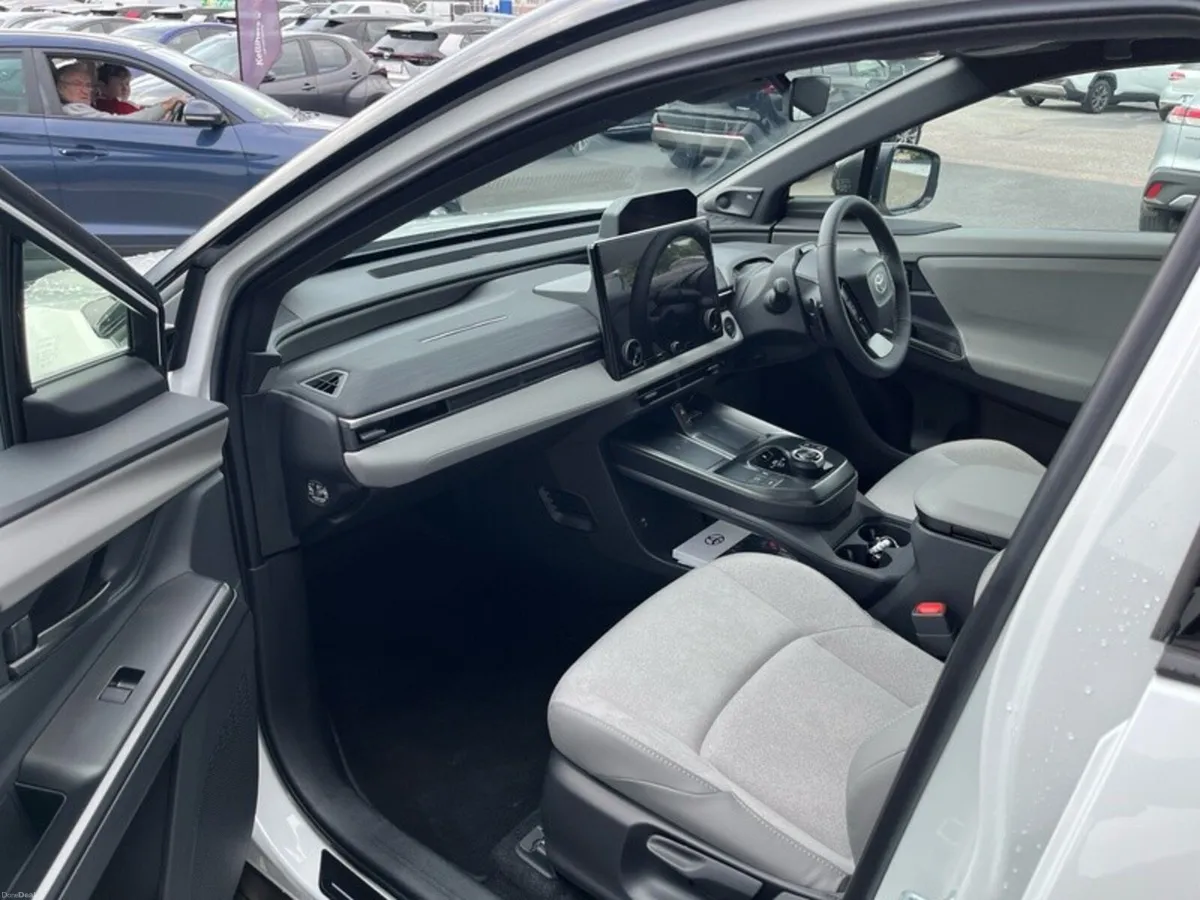 Toyota C-HR+ PREMIER - Image 6