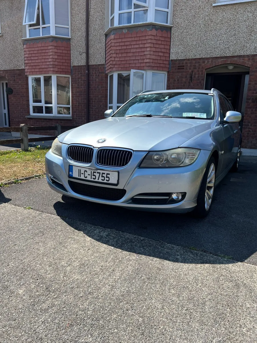 BMW 3-Series 2011 318 Exclusive Edition Touring - Image 3