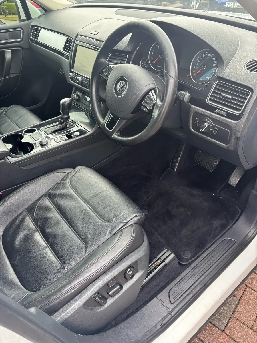 Vw Touareg 2016 crew cab 5 seats - Image 4