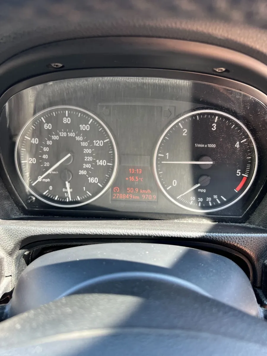 BMW 3-Series 2011 318 Exclusive Edition Touring - Image 6