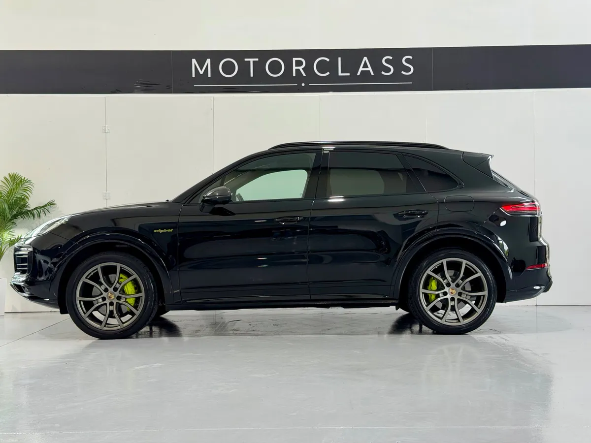 2023 Porsche Cayenne 3.0 E-Hybrid Platinum Edition - Image 5
