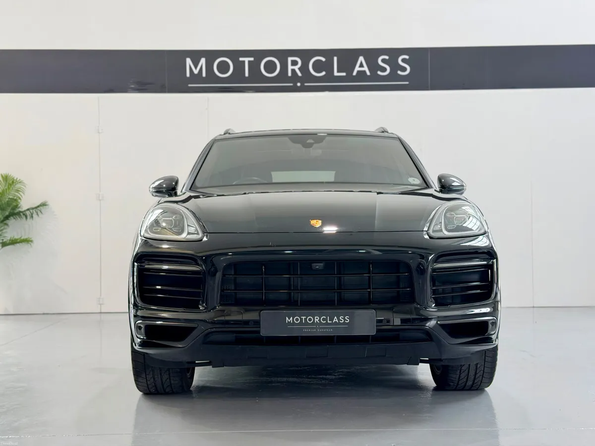 2023 Porsche Cayenne 3.0 E-Hybrid Platinum Edition - Image 2