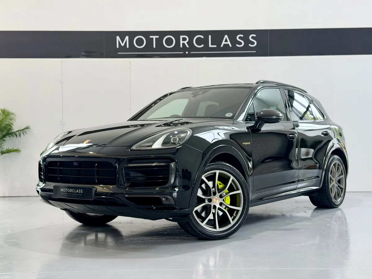 2023 Porsche Cayenne 3.0 E-Hybrid Platinum Edition - Image 3