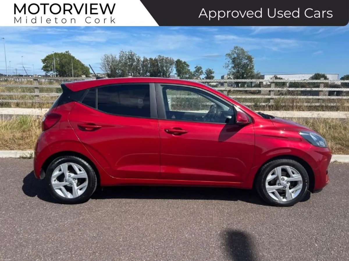 Hyundai i10 *AUTOMATIC* Deluxe 5DR, Metallic Red - Image 2