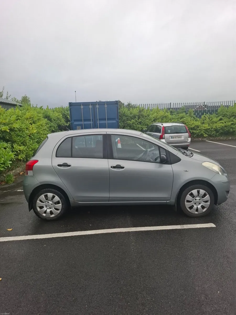 Toyota Yaris 2010 - Image 2