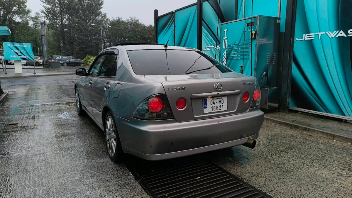 Lexus IS200 LE - Image 4