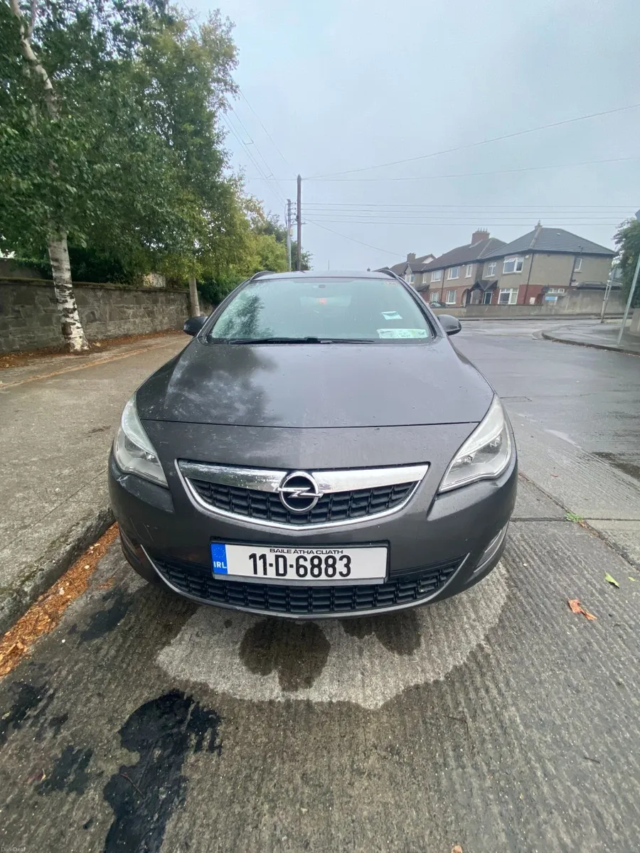Opel Astra 2011 - Image 1