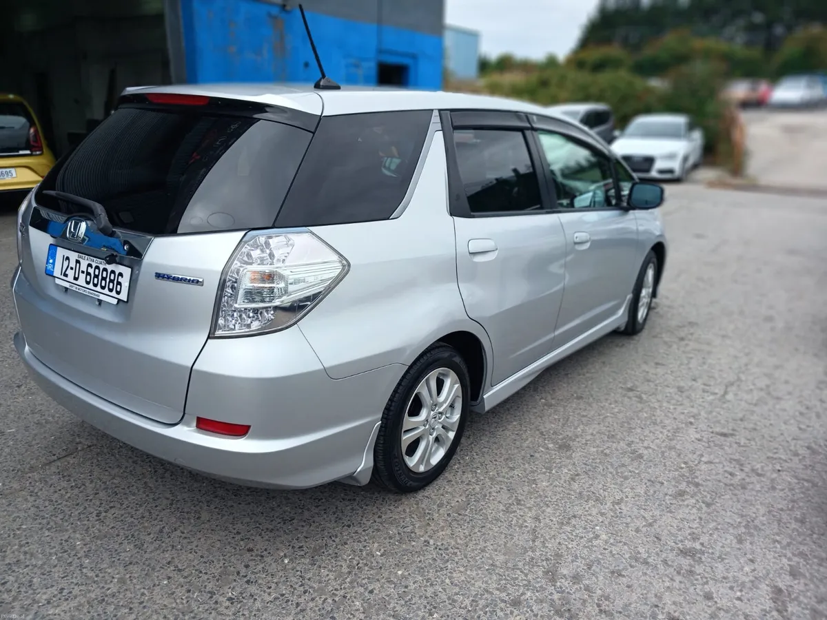 2012 Honda Fit Shuttle Hybrid Automatic/ Estate - Image 5
