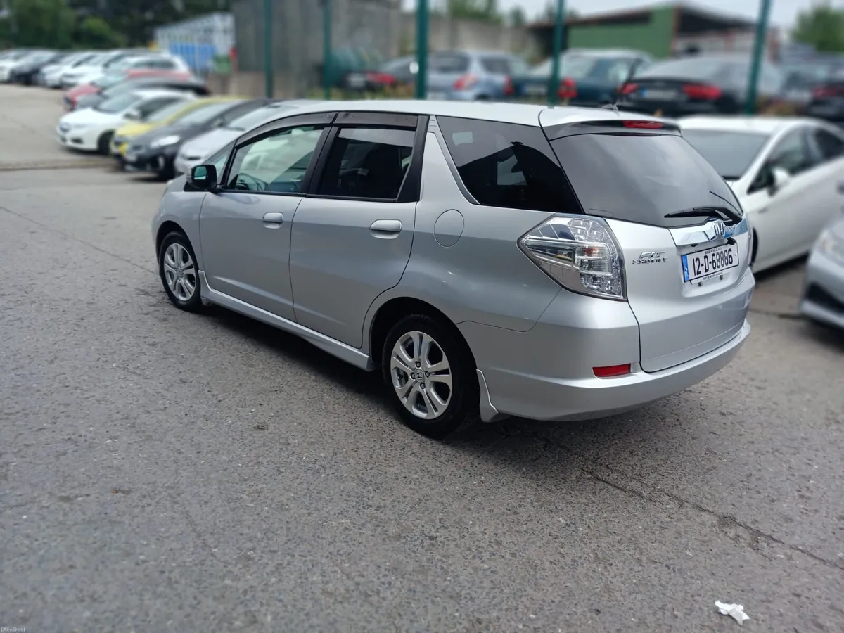 2012 Honda Fit Shuttle Hybrid Automatic/ Estate - Image 4