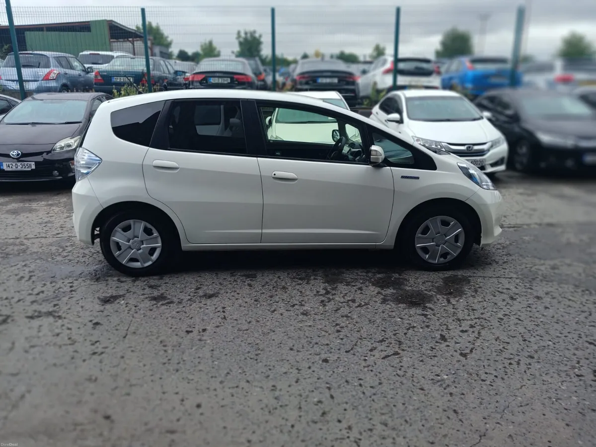 2012 Honda Fit  Hybrid Automatic/ Car Play - Image 4