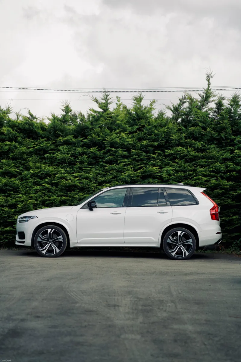 Volvo XC90 Ultimate T8 Plug-in Hybrid - Image 2