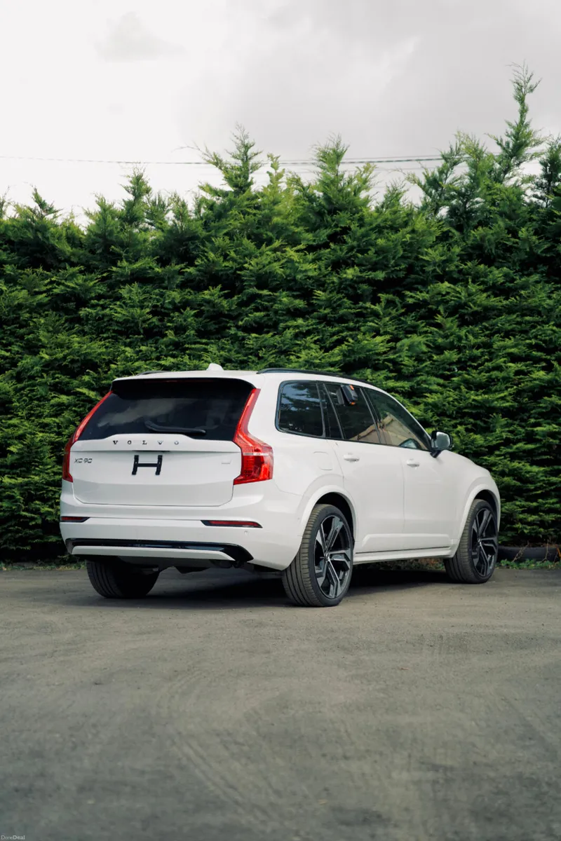 Volvo XC90 Ultimate T8 Plug-in Hybrid - Image 3