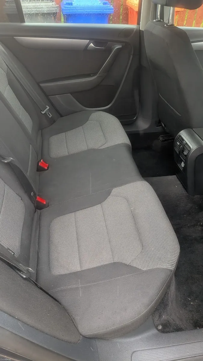 Volkswagen Passat 2011 - Image 2